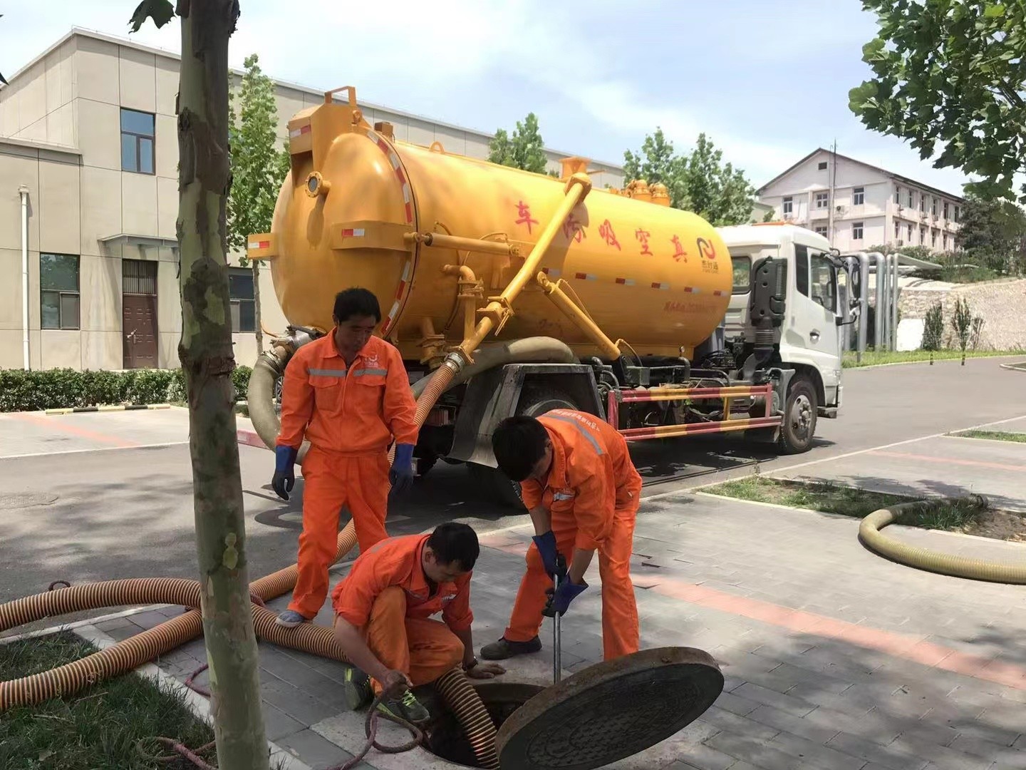 新源管道疏通车停在窨井附近