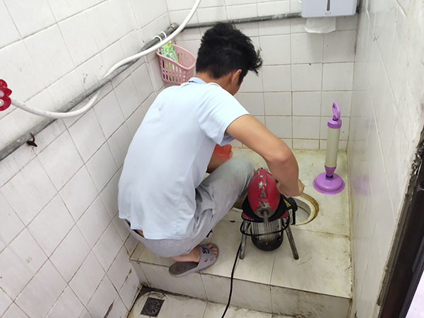 新源肥皂掉到马桶里把马桶堵住了怎么办？马桶堵住了怎么办