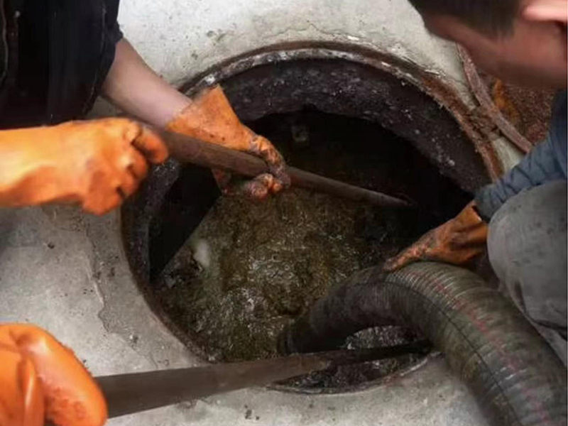 新源清理化粪池时如何避免沼气的危害？