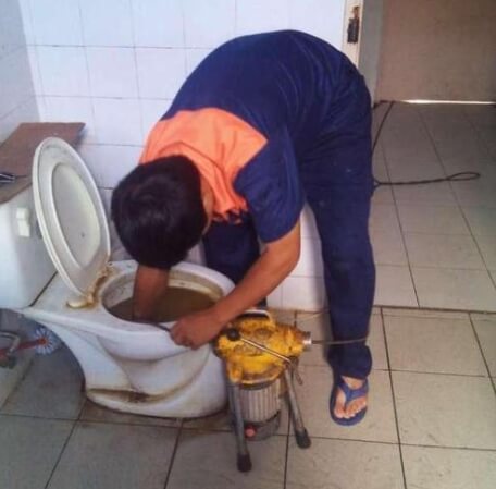 厕所突然炸了,男子被大面积烧伤!这东西很多人家里都有